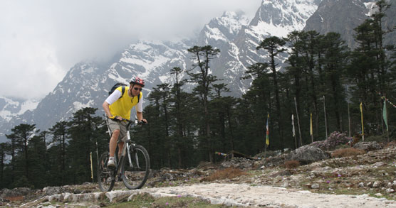 Biker in Yumtahng valley